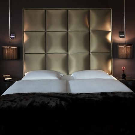 Roomers, Frankfurt, A Member Of Design Hotels Frankfurt am Main Exterior photo A bed