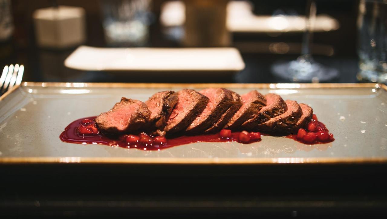 Roomers, Frankfurt, A Member Of Design Hotels Frankfurt am Main Exterior photo A steak prepared with a cranberry glaze