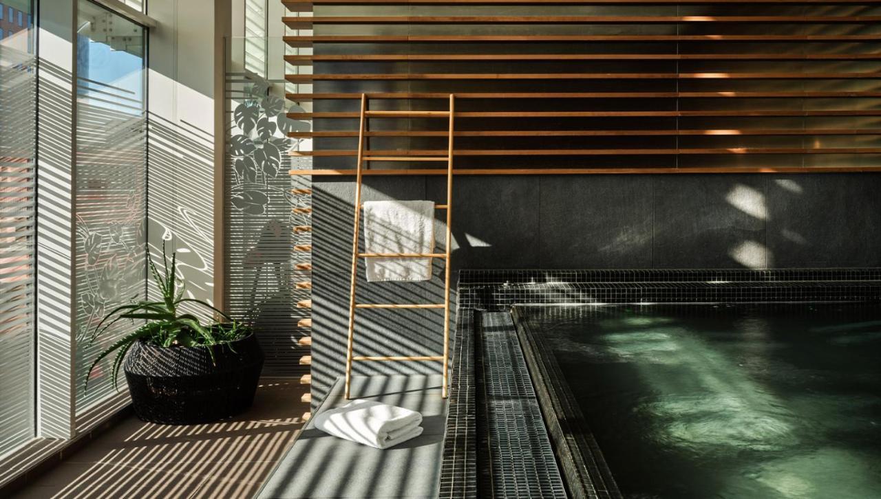 Roomers, Frankfurt, A Member Of Design Hotels Frankfurt am Main Exterior photo The swimming pool at the hotel