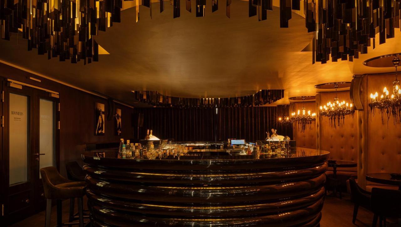 Roomers, Frankfurt, A Member Of Design Hotels Frankfurt am Main Exterior photo The bar at the 1930s-style nightclub
