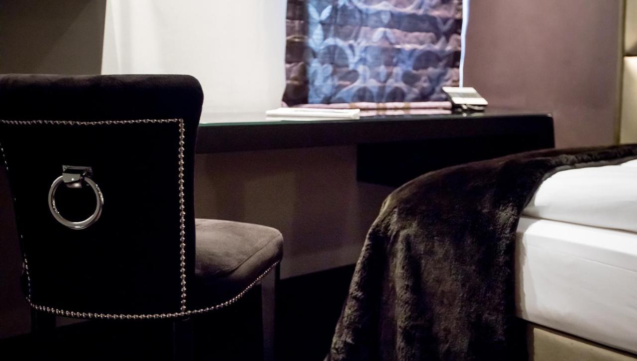 Roomers, Frankfurt, A Member Of Design Hotels Frankfurt am Main Exterior photo A mink throw