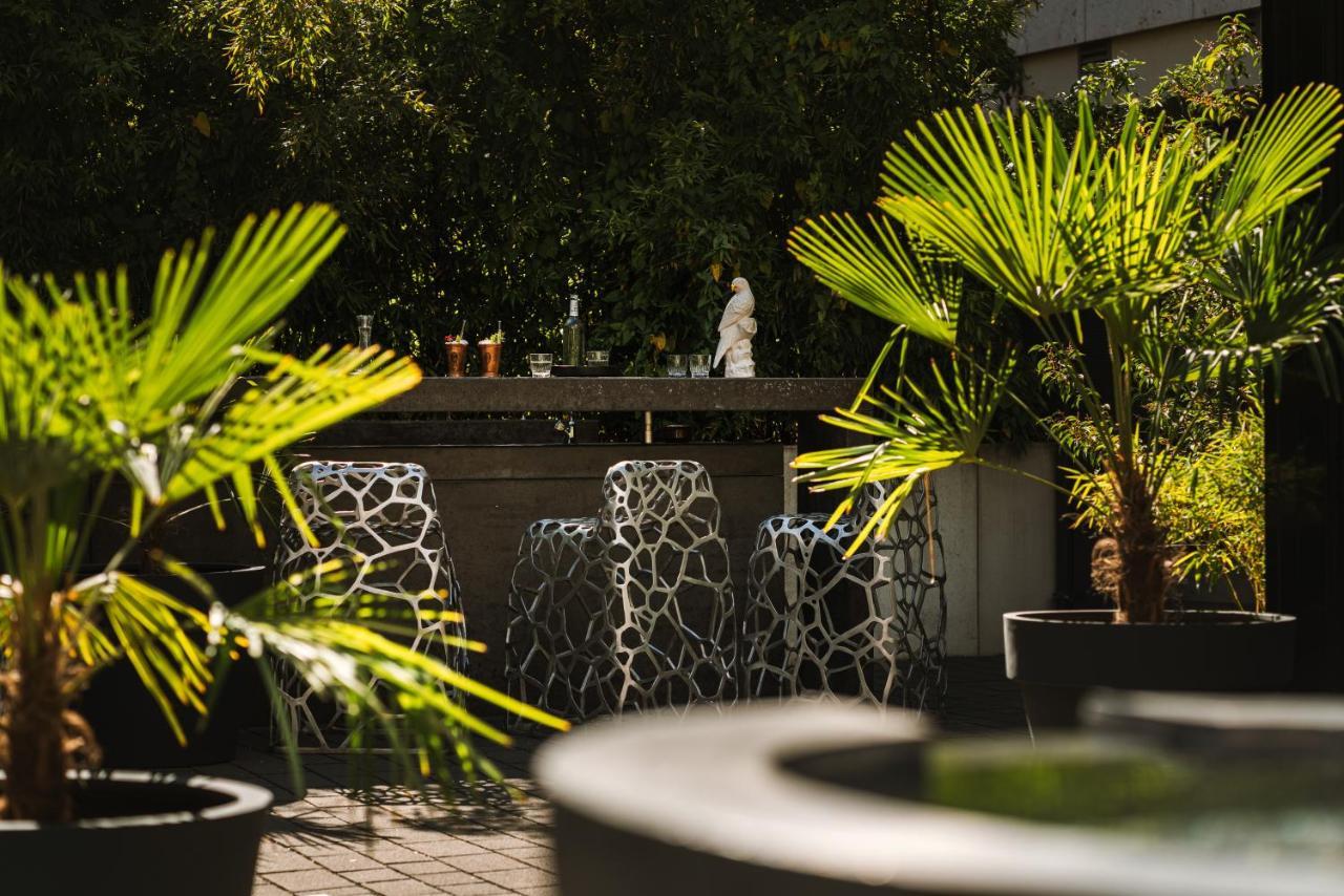 Roomers, Frankfurt, A Member Of Design Hotels Frankfurt am Main Exterior photo The bar at the rooftop