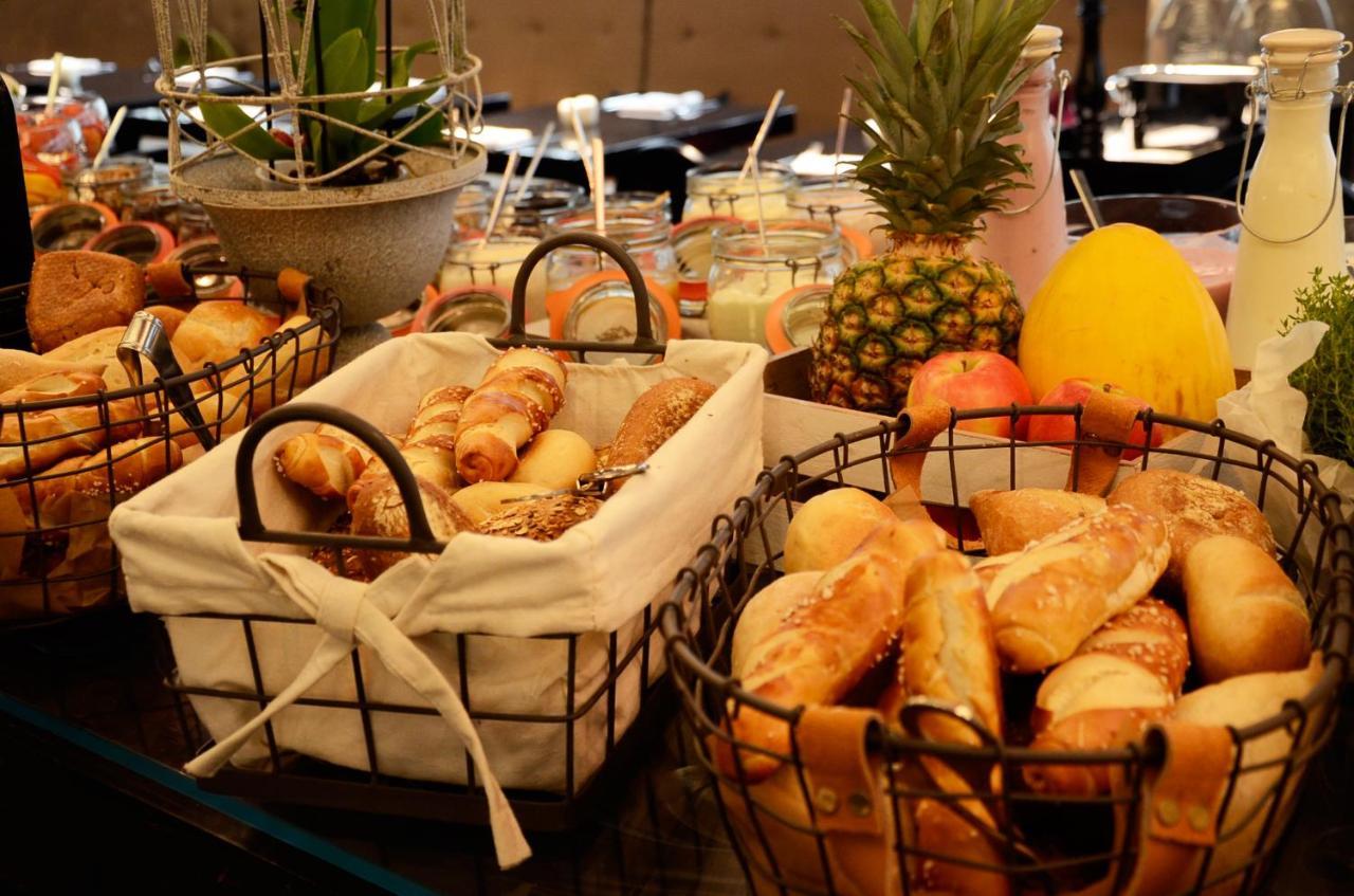 Roomers, Frankfurt, A Member Of Design Hotels Frankfurt am Main Exterior photo A selection of bread and fruit at a buffet