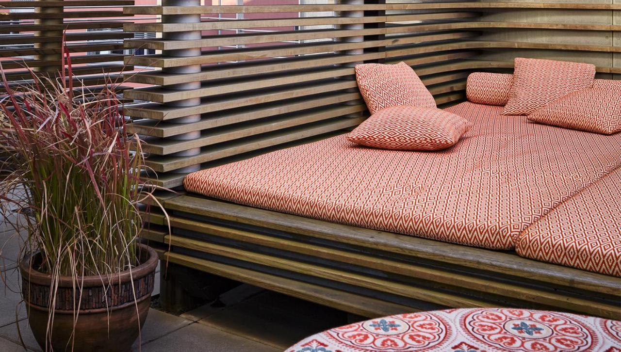 Roomers, Frankfurt, A Member Of Design Hotels Frankfurt am Main Exterior photo A futon